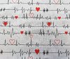 Serie "Calling all Nurses", EKG mit Herzen in blau und weiß, von Windham Fabrics